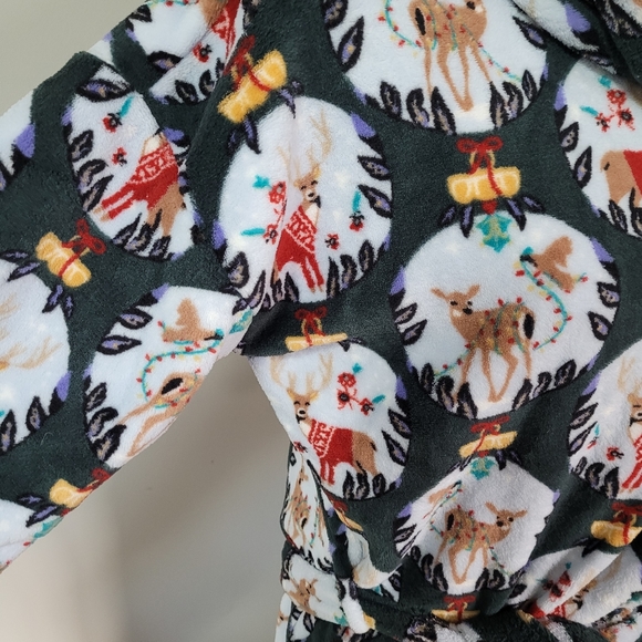 Vera Bradley fleece short robe with hood in L/XL in reindeer snow globe pattern. - Picture 3 of 9